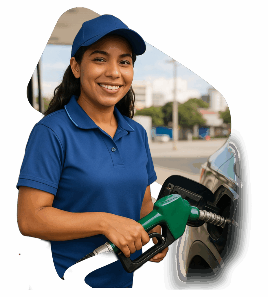 Una sonriente atendente de estación de servicio, vestida con uniforme azul, sosteniendo una manguera de gasolina y repostando combustible en un vehículo. La imagen representa el proceso de suministro de energía para la gestión de flotas y el control de combustible para flotas.