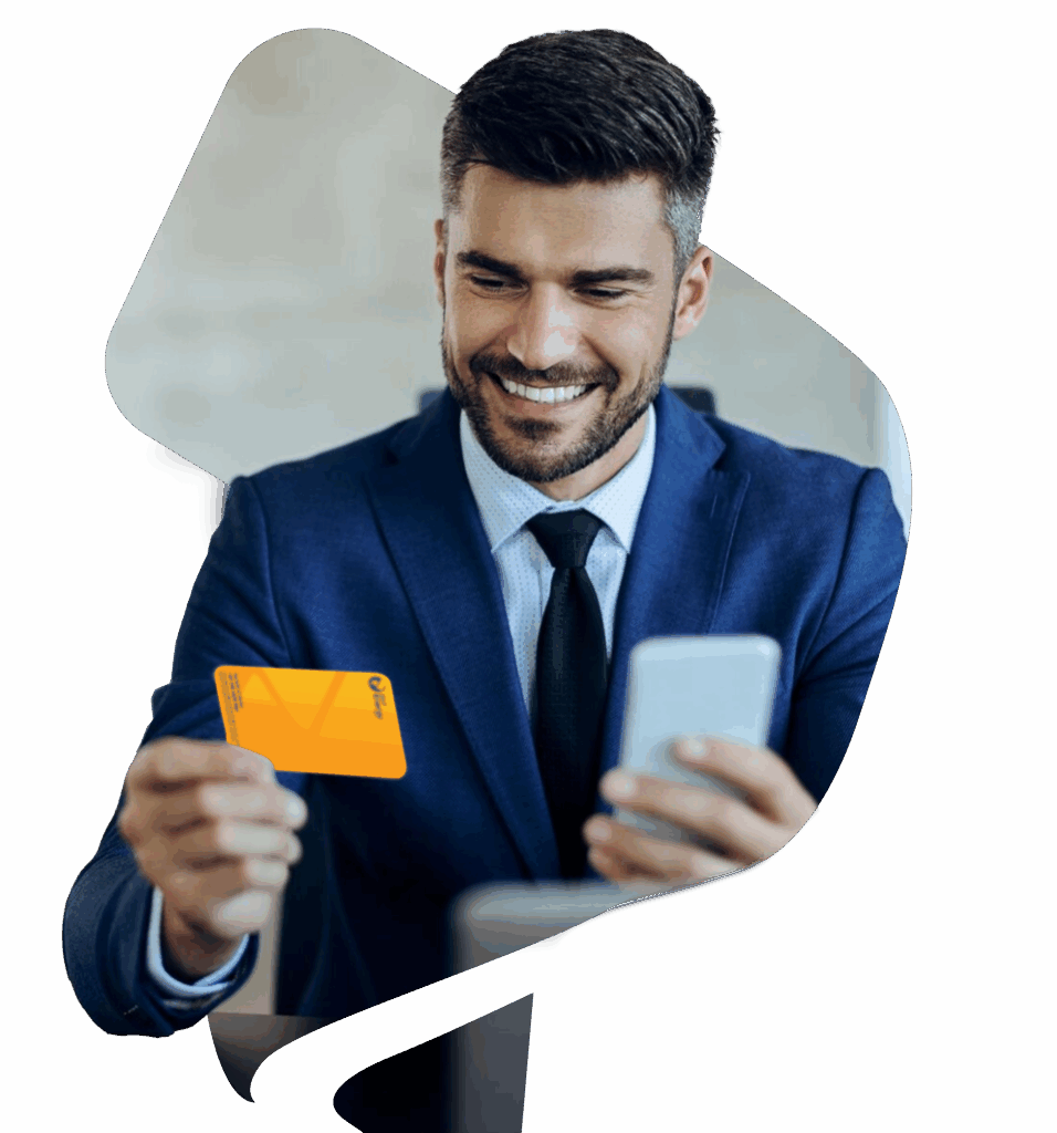 Un hombre de negocios sonriente, vestido con traje, sosteniendo una tarjeta de color naranja en una mano y un teléfono inteligente en la otra. La imagen representa la facilidad de la gestión financiera de flotas, el uso de crédito para flotas y el sistema de anticipos para conductores a través de una plataforma para flotas vehiculares o app para flotas.
