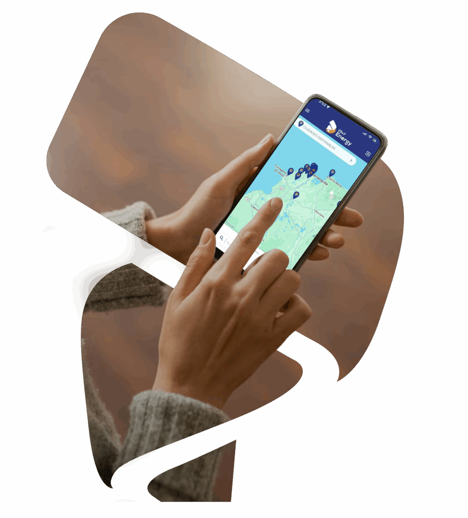 Un par de manos sosteniendo un smartphone, interactuando con la aplicación '25x7 Energy' que muestra un mapa con múltiples pines de ubicación para 'UBICACIONES DISPONIBLES'. La imagen ilustra la facilidad de uso de la app para transporte empresarial para la gestión de flotas y el seguimiento en tiempo real.